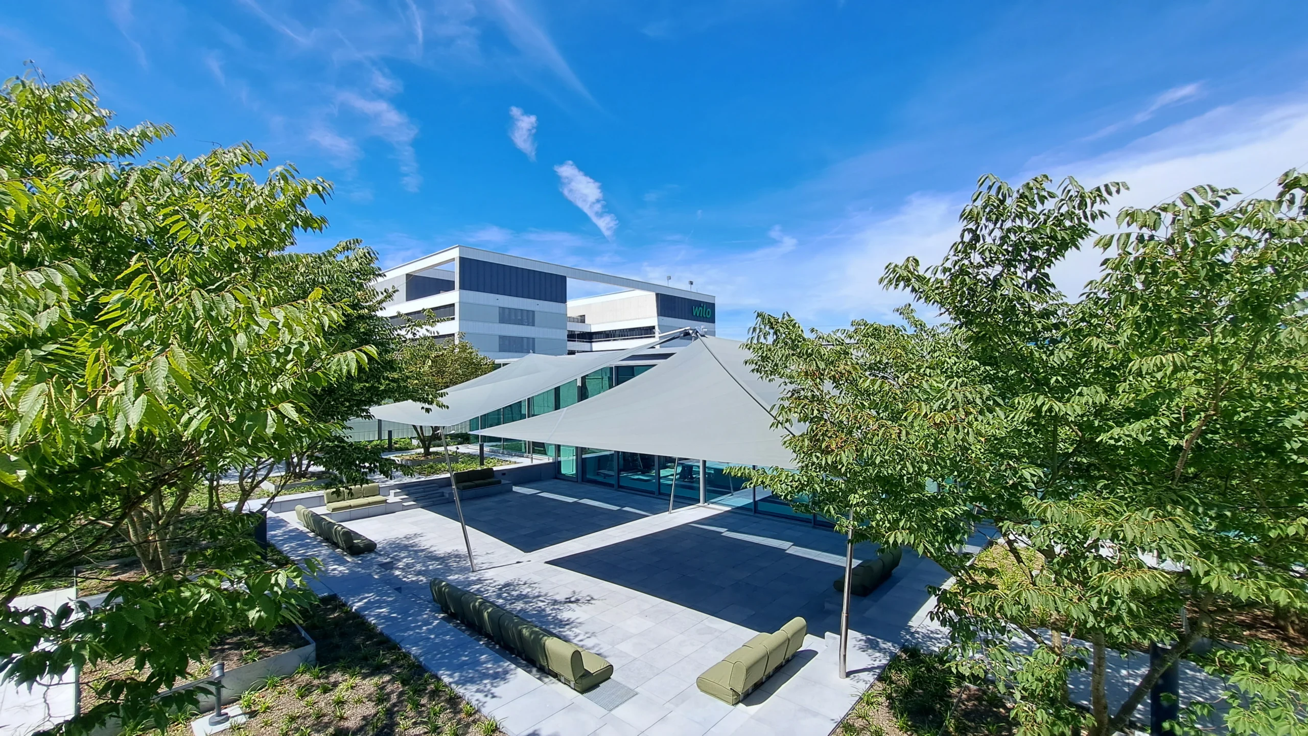 Wilo Dachterrasse mit Sonnensegel und Sofas von Volker VVeiss Outdoor