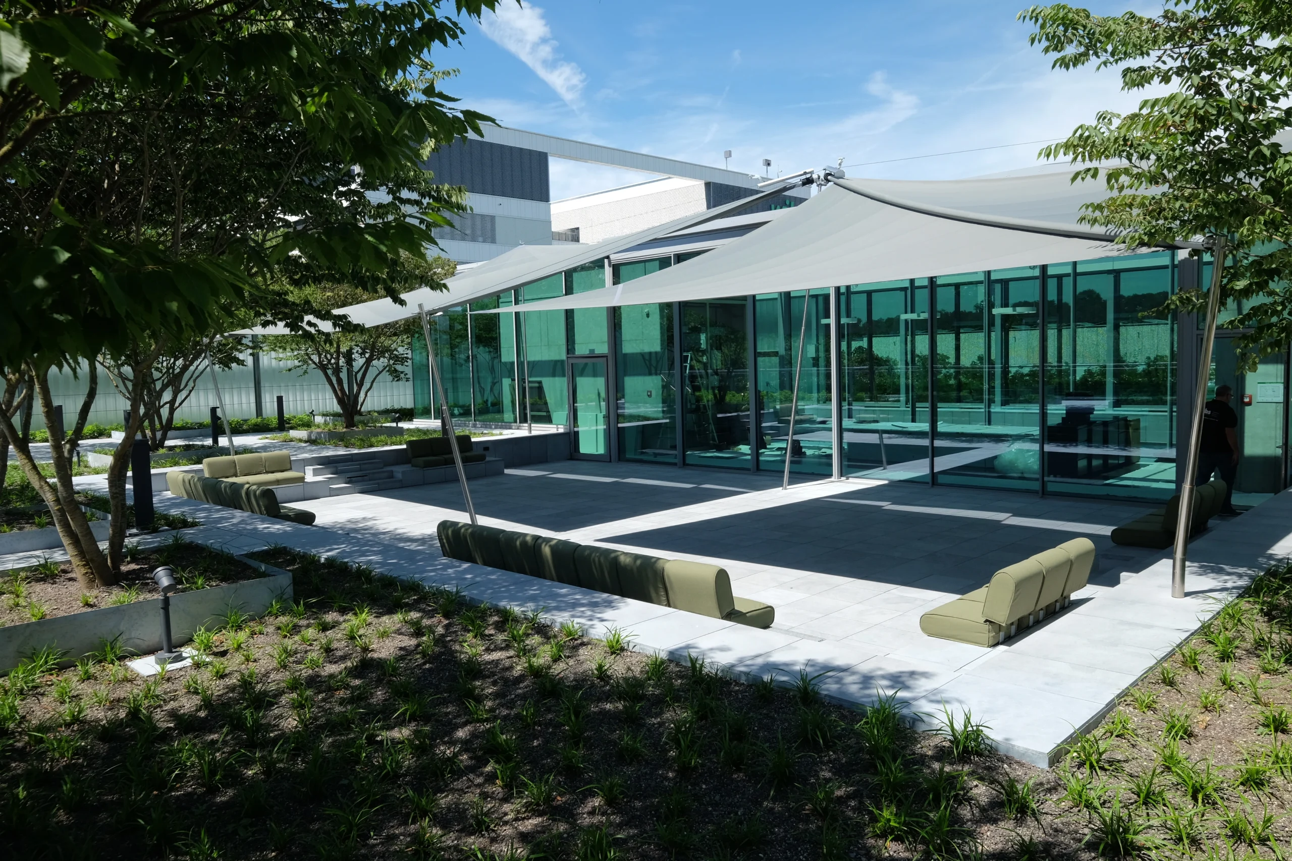 Volker VVeiss Outdoor Sonnensegel und Sofas bei Wilo